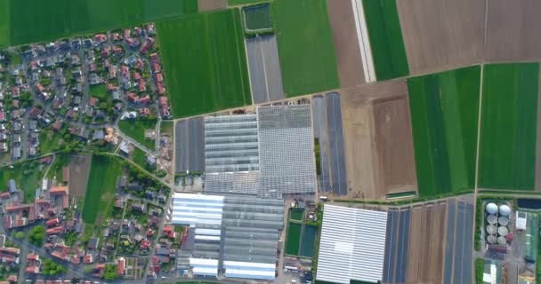 Cidade europeia perto de estufas, um grande complexo de estufa perto da aldeia europeia, Google Maps ilusão — Vídeo de Stock