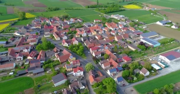 Uma pequena cidade europeia com um grande número de painéis solares nos telhados das casas, arquitectura europeia, paisagem rural europeia — Vídeo de Stock