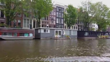 Amsterdam 'ın dış binaları. Amsterdam 'da bir teknede. Amsterdam kanalları boyunca tekne gezisi.