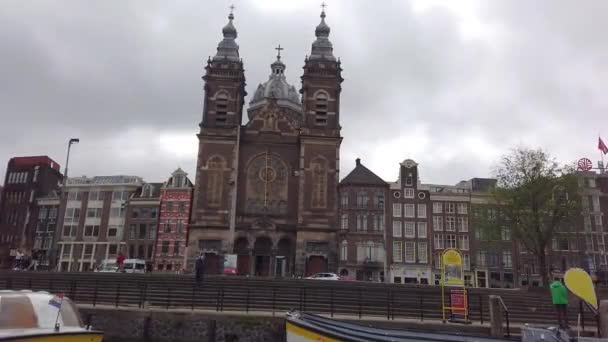 Церковь Святого Николая в Амстердаме. Внешний вид церкви Святого Николая — стоковое видео