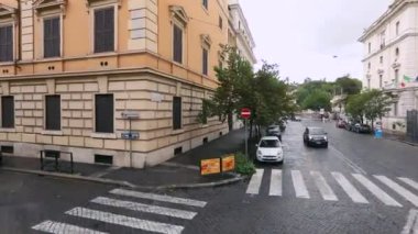 Roma 'nın eski sokaklarından geç. Araba camlı Roma sokakları. İtalya 'nın boş sokakları