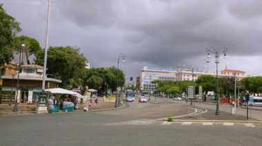 Roma 'da bulutlu, yağmurlu bir hava var. Roma 'da trafik vardı. İtalyan sokakları