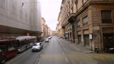 Roma sokakları bir arabanın penceresinden görünüyor. Roma 'da insanlar sokaklarda yürüyor. Roma 'nın eski sokakları. Roma sokaklarında arabayla bir gezi.