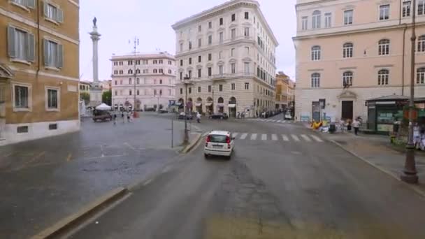 Eine Autofahrt durch die Straßen Roms. Blick aus dem Fenster eines Autos auf die Straßen Roms. Menschen gehen in Rom durch die Straßen. Alte Straßen von Rom. — Stockvideo