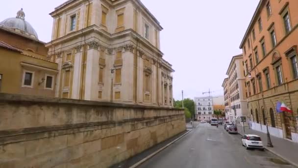 Uma viagem de carro pelas ruas de Roma. Ruas de Roma vista da janela de um carro. As pessoas andam pelas ruas em Roma. Ruas antigas de Roma. — Vídeo de Stock