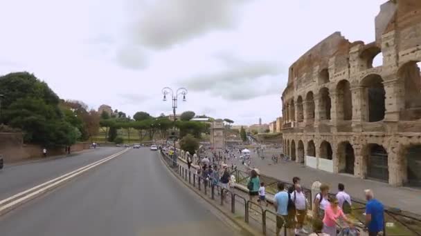 Blick aus dem Fenster eines Autos auf die Straßen Roms. Alte Straßen von Rom. Eine Autofahrt durch die Straßen Roms — Stockvideo