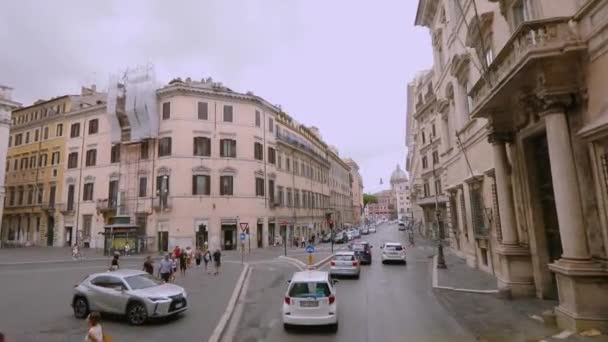 Blick aus dem Fenster eines Autos auf die Straßen Roms. Alte Straßen von Rom. Eine Autofahrt durch die Straßen Roms — Stockvideo