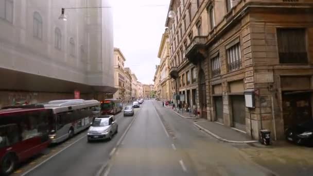 Z okna auta je výhled na Řím. Lidé chodí po ulicích Říma. Staré ulice Říma. Výlet autem ulicemi Říma — Stock video