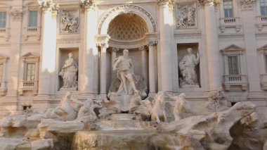 Trevi Çeşmesi Roma 'da, Trevi Çeşmesi güneşli havada, Trevi Çeşmesi yakınlarında turistler