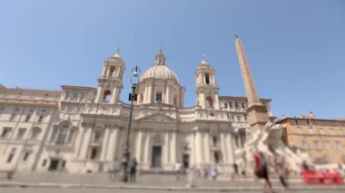 Roma, İtalya 'daki Navona Meydanı' ndaki Dört Nehir Çeşmesi. Agone 'daki SantAgnese