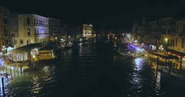 Tekne gece Venedik 'teki Büyük Kanal boyunca ilerliyor. Büyük Kanal, Venedik, İtalya' nın gece çekimi.