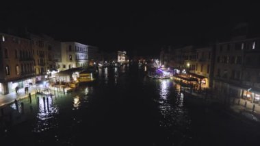 Geceleri Venedik, Venedik 'in güzel gece manzarası, geceleri Venedik kanalları. Tekne Venedik 'teki Büyük Kanal boyunca gidiyor.