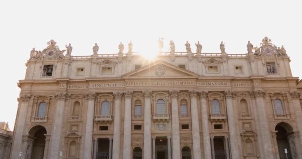 Sankt Peterskyrkan Rom, Italien. Utanför St Peters basilika på St Peters Square, Rom — Stockvideo