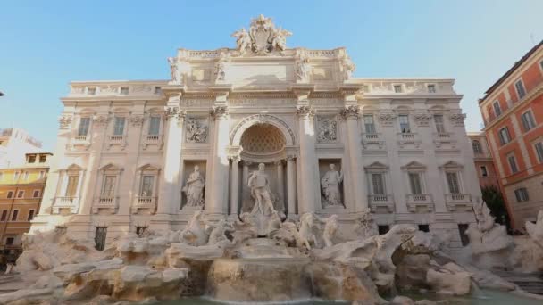 Trevi-Brunnen in Rom übersichtlicher Plan, Trevi-Brunnen bei sonnigem Wetter — Stockvideo