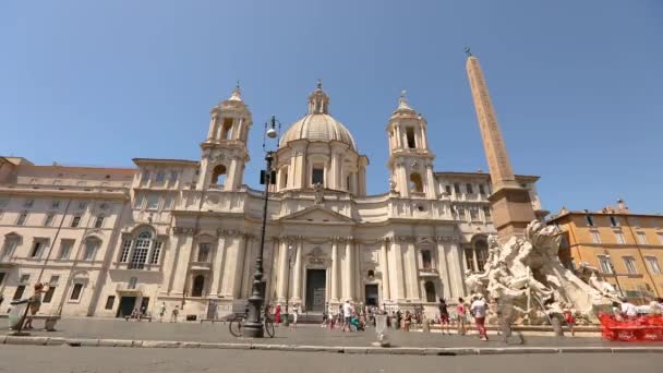 SantAgnese en Agone. Turistas cerca de Fuente de los Cuatro Ríos en Piazza Navona en Roma Italia — Vídeo de stock