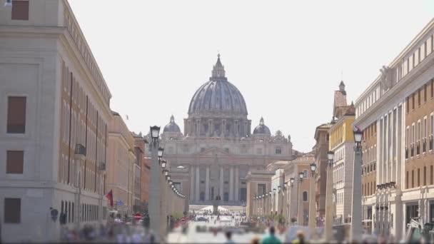 Catedral basílica en el centro de la ciudad del Vaticano de Roma Italia. Basílica de San Pedro. La Basílica Papal de San Pedro en el Vaticano — Vídeos de Stock