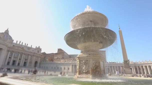 Fountana del Bernini, Sinistra St. Peters Meydanı 'nda ağır çekimde. St. Peters Meydanı 'ndaki çeşme. İtalya, Roma. — Stok video