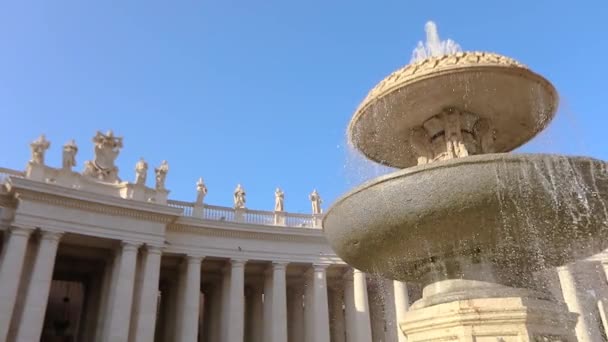 圣彼得斯广场意大利，罗马。圣彼得斯广场慢动作喷泉. — 图库视频影像