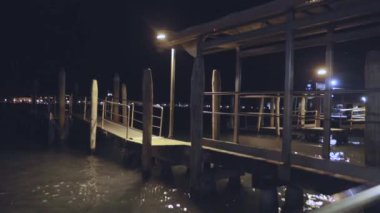 Geceleri Venedik 'te tekne iskelesi, geceleri Venedik' te ahşap iskele. Geceleri turistler olmadan Venedik