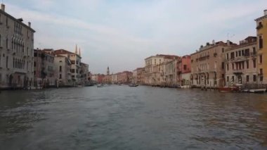 Büyük Kanal Venedik Genel Planı. Venedik 'in ana kanalı. Büyük Kanalda bir sürü tekne var.