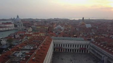 Venedik manzarası Piazza San Marco 'daki çan kulesinden gün batımında Venedik manzarası