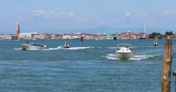背景にヴェネツィア、カンパニーレ・ディ・サン・マルコ運河とパラッツォ・デュカーレの多くのボート。ヴェネツィアの運河のフェリー。ヴェネツィアの水の交通 — ストック動画