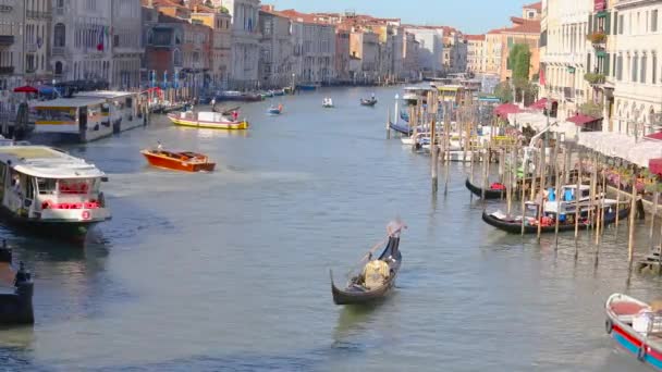 Velence, gondolás lebeg a nagy csatornán. Velence fő csatornája, gondola a velencei csatornában — Stock videók