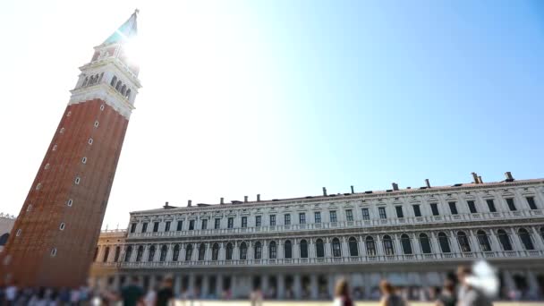 Turisté na náměstí San Marco v Benátkách. Campanile na Piazza San Marco, Piazza San Marco, Benátky, Itálie. — Stock video