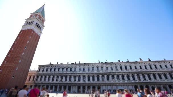 Touristen auf dem Markusplatz in Venedig. Campanile Piazza San Marco, Piazza San Marco, Venedig, Italien. — Stockvideo