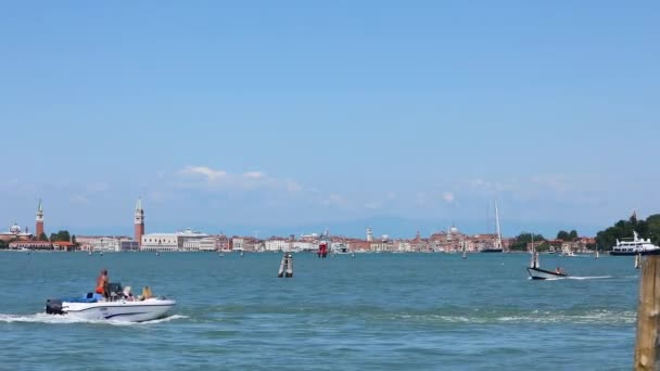 Πολλές βάρκες στο κανάλι της Βενετίας, Campanile di San Marco και Palazzo Ducale στο βάθος. Κυκλοφορία υδάτων στη Βενετία — Αρχείο Βίντεο