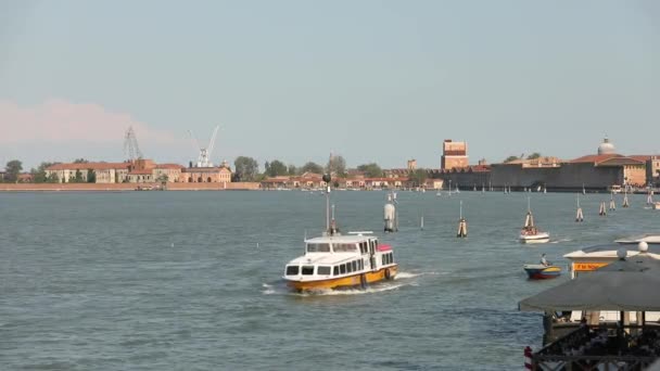 Muchos barcos en Venecia. Tráfico de agua en Venecia — Vídeos de Stock