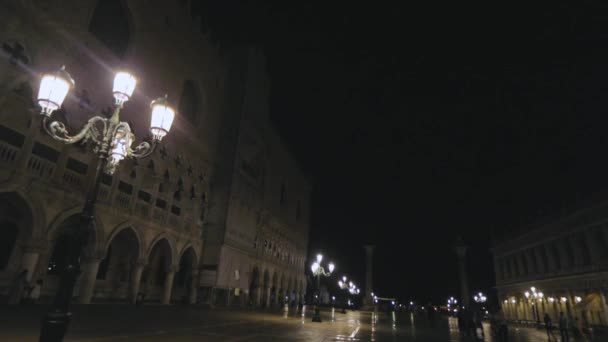 Palazzo Ducale på San Marco-torget i Venedig. Palazzo Ducale på natten. Arkitektur vid Markusplatsen — Stockvideo