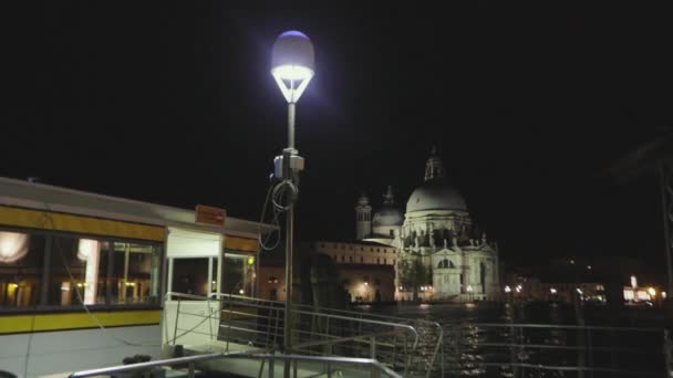 Santa Maria Della szalutál éjszaka. Cathedral of Santa Maria Della Salute éjjel, Velence, Olaszország, Építészet Velencében — Stock videók