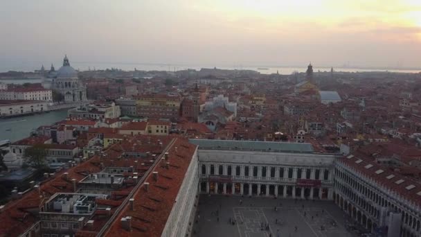 Blick auf Venedig vom Glockenturm auf der Piazza San Marco, Blick auf Venedig bei Sonnenuntergang — Stockvideo