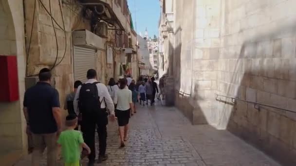 Turistler Kudüs 'ün eski sokaklarında yürüyor, turistler Kudüs sokaklarında yürüyor — Stok video