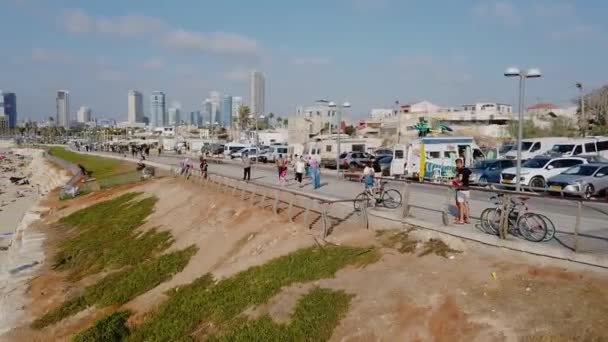 Playa en Tel Aviv, panorama en la orilla del mar en Tel Aviv. La gente nada en el mar, Tel Aviv — Vídeos de Stock