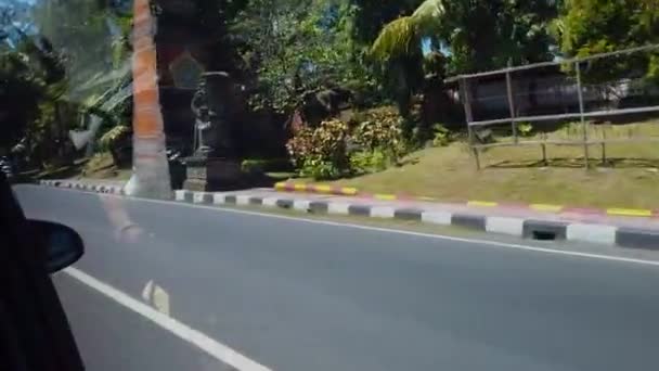 Κυκλοφορία στο οδικό μπαλί. Ένα ταξίδι στο Μπαλί, η θέα από το παράθυρο του αυτοκινήτου — Αρχείο Βίντεο