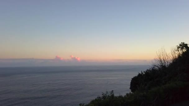 Beau coucher de soleil sur l'océan, panorama sur le coucher du soleil dans l'océan. coucher de soleil en bali — Video