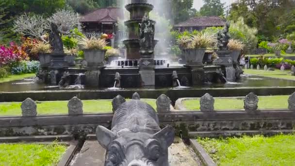 Traditionele Balinese architectuur, een oude fontein op Bali. Fontein in een traditionele Balinese stijl — Stockvideo