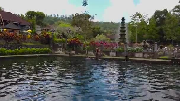 As crianças brincam em um lago em Bali. Diti jogando em uma piscina em bali, arquitetura bali tradicional — Vídeo de Stock