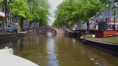 Amsterdam kanalları boyunca tekne gezisi. Amsterdam 'ın dış binaları. Amsterdam 'da bir teknede.