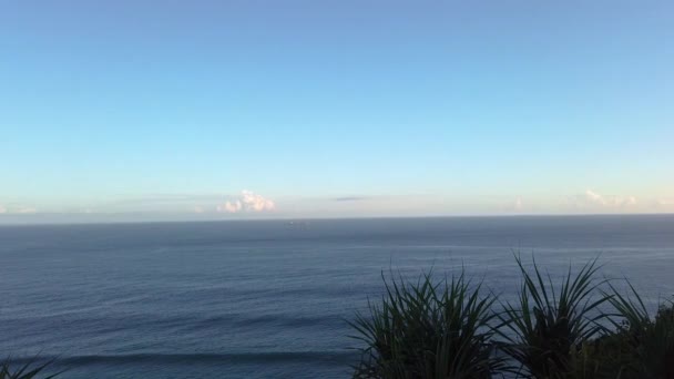 Прекрасний океанський захід сонця, панорама заходу сонця в океані. захід сонця в Балі — стокове відео