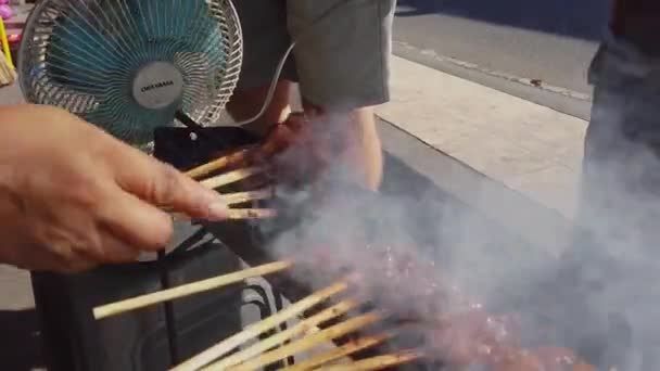 Τρόφιμα δρόμου στην Ασία. Ασιατικό φαγητό. Ψητό κρέας στην Ασία — Αρχείο Βίντεο