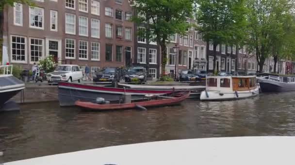 Amsterdam, aux Pays-Bas. Extérieur des bâtiments dans la partie centrale d'Amsterdam, belles rues d'Amsterdam — Video