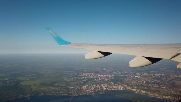 Vista da janela do avião, Skyline através do pórtico em um avião — Vídeo de Stock