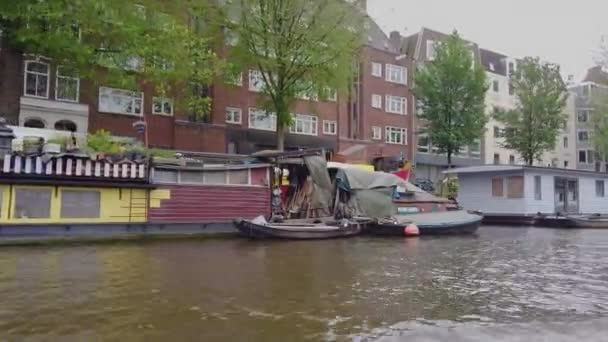 Amsterdam 'ın dış binaları. Amsterdam 'da bir teknede. Amsterdam kanalları boyunca tekne gezisi. — Stok video