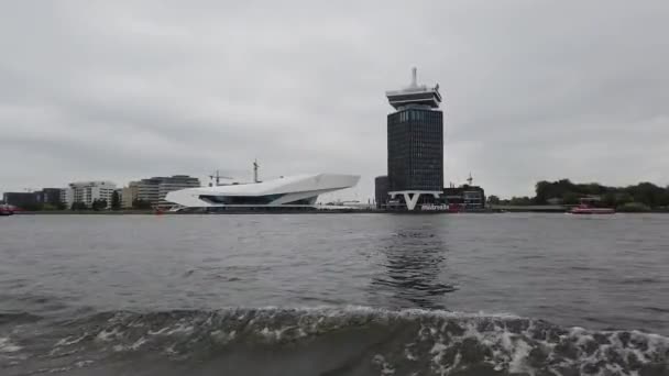 Amsterdam 'ın modern binaları, modern bölgenin teriyeri. — Stok video