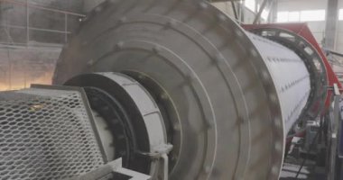 Endüstriyel değirmen, top değirmeni, fabrikada değirmen, metal toplarla öğütme.