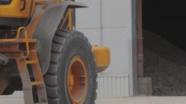 Turuncu buldozer yakın çekim, buldozer tekerlekleri yakın çekim, fabrikada buldozer.