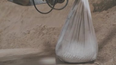 Değirmen için metal toplar, çelik toplarla kum öğütüyor.